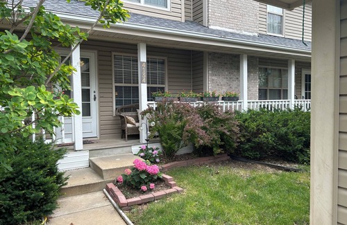 Cedar Rapids - Iowa City Condo | Cozy & Quaint 2 bedroom condo in nice NE Cedar Rapids with AC, WiFi