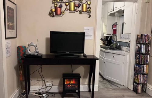 Victory Heights Apartment | Cozy & Quaint Private Room by Wooded Creek