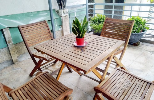 Hai Chau House | Cozy Queen Bedroom & Balcony in friendly Homestay Linterna