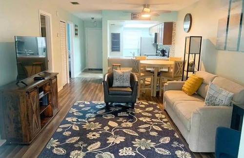 Colonial Heights Apartment | Cozy, quiet apartment with pool! In historic down town area.
