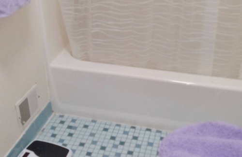 Coraopolis House | Cozy quiet place for short term or long term close to shopping areas.