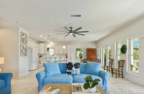 Henderson Point House | Cozy Raised Cottage Overlooking Beautiful Bayou Mallini