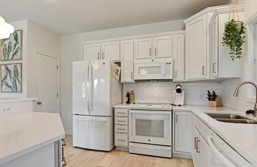Henderson Point House | Cozy Raised Cottage Overlooking Beautiful Bayou Mallini