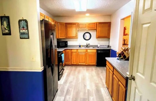 Thunderbolt House | Cozy ranch, minutes from both historic downtown Savannah and Tybee Beaches.