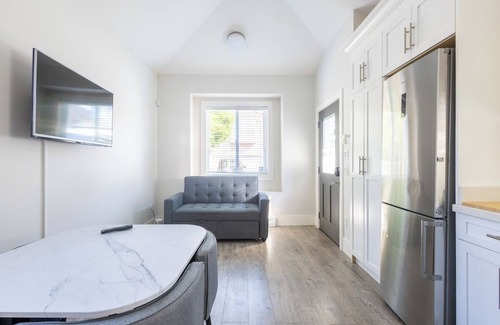 Riley Park House | Cozy & Relaxing Haven ~ Queen. Bed ~ Kitchen ~ Pkg!