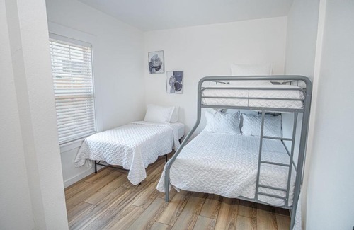 Nevada Street House | Cozy Remodeled 2br-1ba Near Downtown