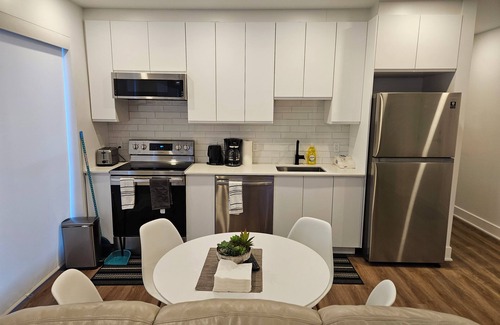 Pointe Claire Apartment | Cozy Renovated Apartment in Pointe-Claire with AC, WiFi, Parking, Washer & Dryer