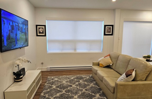 Pointe Claire Apartment | Cozy Renovated Apartment in Pointe-Claire with AC, WiFi, Parking, Washer & Dryer