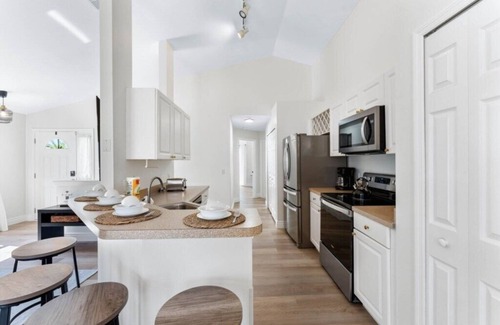 Westbury House | Cozy retreat 4BR private pool near Disney and Lego