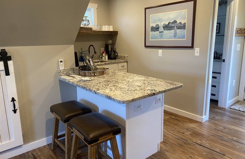 Round Hill Apartment | Cozy retreat in the heart of wine country, 5 minutes from the Appalachian trail!