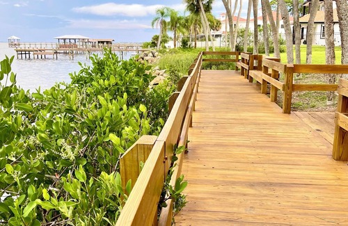 Titusville House | Cozy retreat located minutes from beaches, shops and SpaceX.