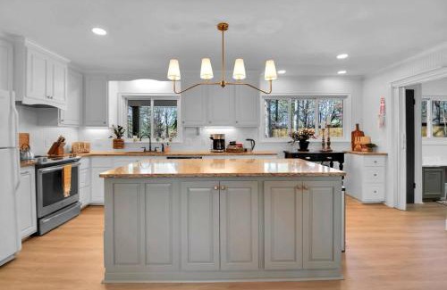 Greenville - Spartanburg House | Cozy Retreat near Paris Mtn State Park Sleeps 12
