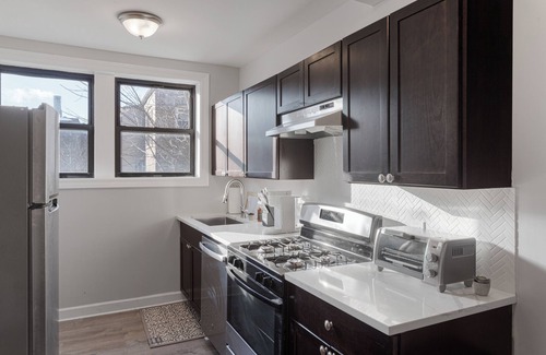 West Ridge Apartment | Cozy Retreat, Prime Location Near Loyola & Beach!