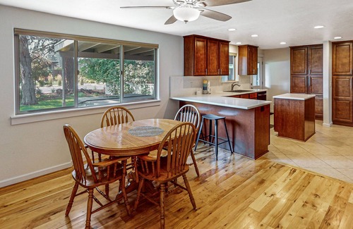 Southeast Bend House | Cozy retreat with hot tub, high speed WiFi, dog-friendly