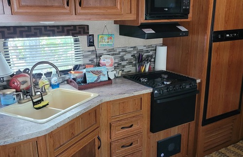 Homosassa House | Cozy River Retreat 2-bedroom RV with AC, in Homosassa Springs , FL