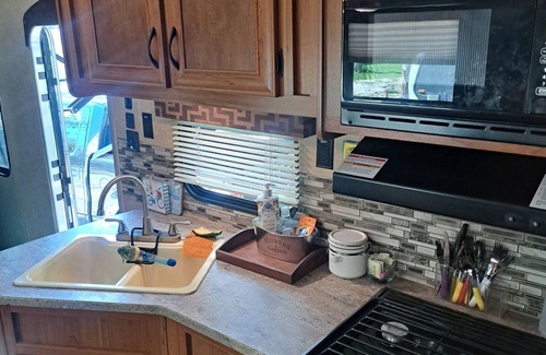 Homosassa House | Cozy River Retreat 2-bedroom RV with AC, in Homosassa Springs , FL