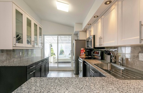 Chateauguay House | Cozy riverfront home with pool, close to everything 25min to Montreal DT