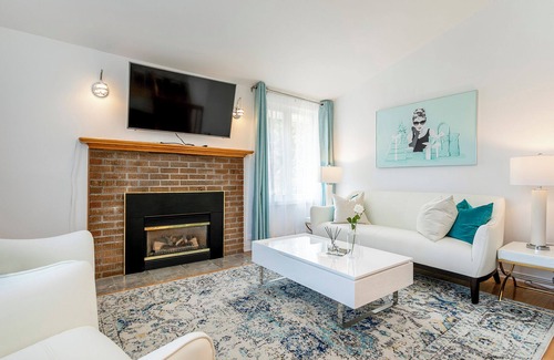 Chateauguay House | Cozy riverfront home with pool, close to everything 25min to Montreal DT