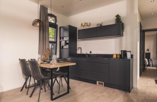 Maurik House | Cozy Riverside Escape