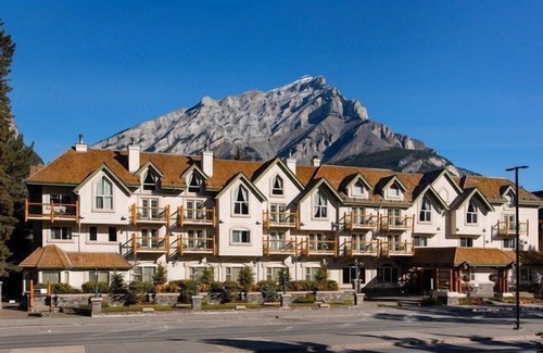 Banff Apartment | Cozy Room in Banff with Air-Conditioning