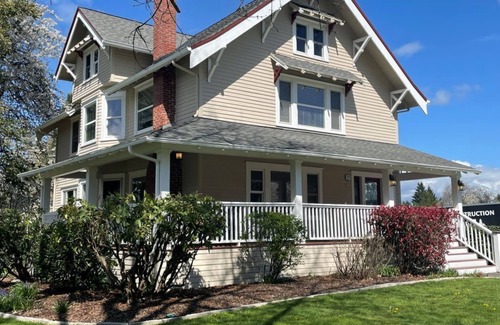 Forest Grove Bed & Breakfast | Cozy room in Bed & Breakfast in an updated historic home in Forest Grove, Oregon