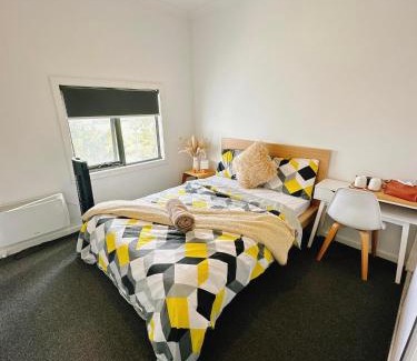 Cranbourne West House | Cozy room in Cranbourne