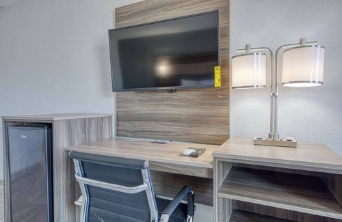 Revelo Hotel | Cozy Room w/Free Breakfast, Outdoor Pool, Near Historical Stearns Landmarks
