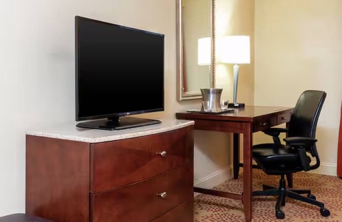 East Paris House | Cozy Room w/Heated Indoor Pool & Free Airport Shuttle – Ideal for Short Stays