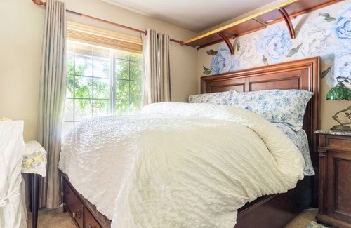 Holly House | Cozy Room with Heavenly Featherbed and Private Bath