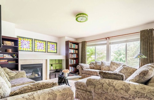 Holly House | Cozy Room with Heavenly Featherbed and Private Bath