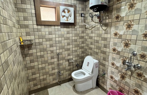 Nainital Apartment | Cozy Rooms Mountain View in the Heart of Nainital