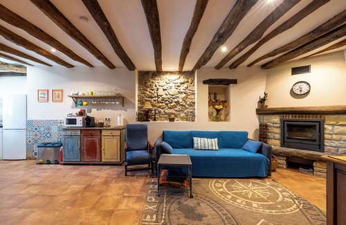 Aia House | COZY RURAL APARTMENT WITH FIREPLACE