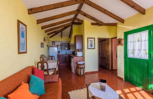 Isora Cottage | Cozy Rural House with Beautiful Views and BBQ for an Ideal Stay