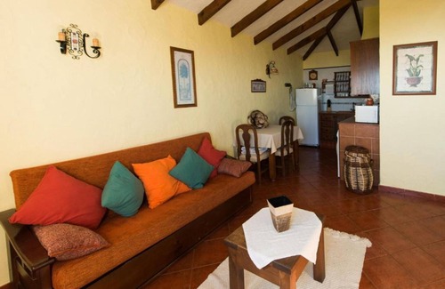 Isora Cottage | Cozy Rural House with Beautiful Views and BBQ for an Ideal Stay