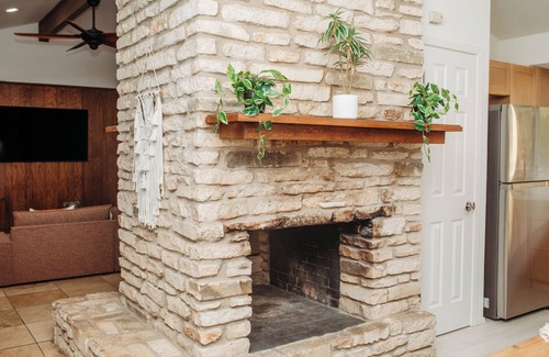 Oak Creek Parke House | Cozy Rustic Austin Retreat – just 15 min to Zilker Park & 17 min to downtown.