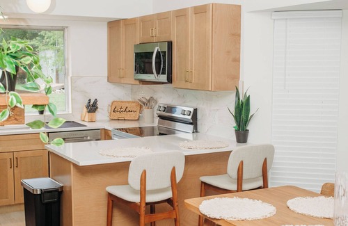 Oak Creek Parke House | Cozy Rustic Austin Retreat – just 15 min to Zilker Park & 17 min to downtown.