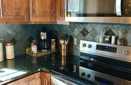 La Pine Cabin | Cozy Rustic Cabin, Snowmobile-OHV Trails/Woodstove/Treager BBQ/Games & Puzzles