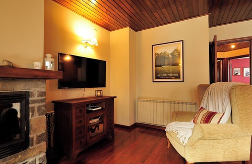 Garos Apartment | Cozy rustic style apartment in Garòs near Baqueira by Eth Flòc