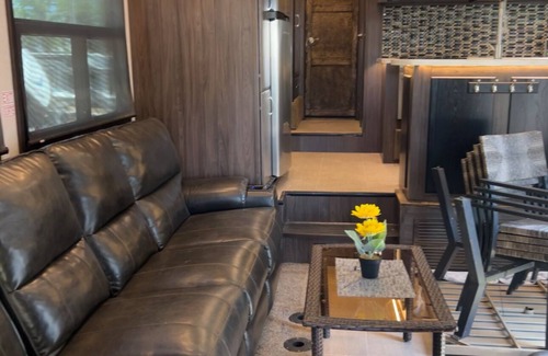 San Carlos Park House | Cozy RV in a quiet Resort