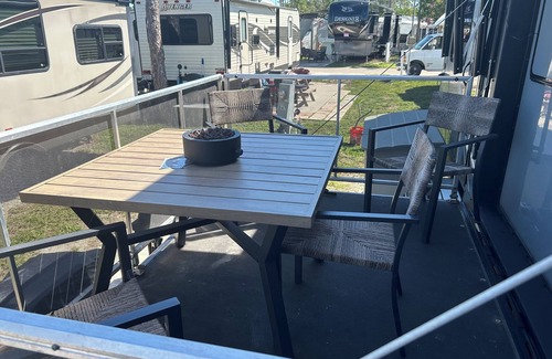 San Carlos Park House | Cozy RV in a quiet Resort