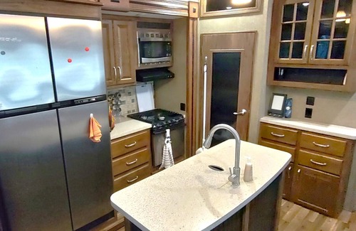 Silver Springs House | Cozy RV in Enchanting Silver Springs with WiFi, AC, TV, fire pit & horse stable