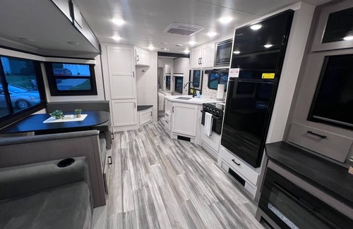 Stafford House | Cozy RV in Wonderful Stafford with AC, WiFi. Fully equipped!