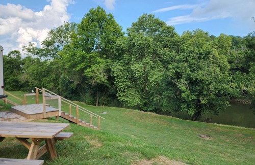 Smith House | Cozy RV on Clinch River with AC, WiFi, Fire pit
