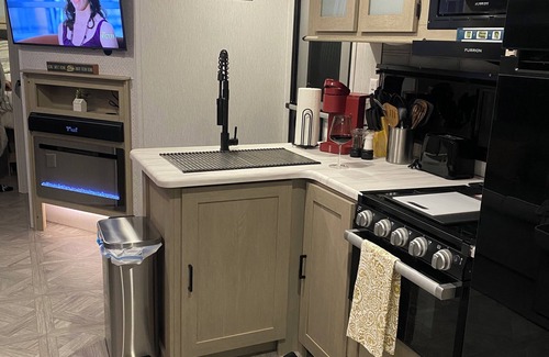 Richfield Springs House | Cozy RV with 2 bedrooms and WiFi, AC in Pleasant Richfield Springs on the lake.