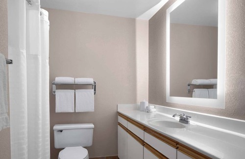 Sacramento Hotel | Cozy Sacramento Suite w/Separate Living Area & Full Kitchen