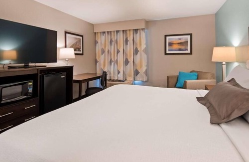 Blaine Hotel | Cozy Saint Clairsville Inn, Perfect for Leisure & Business Trips! Pool