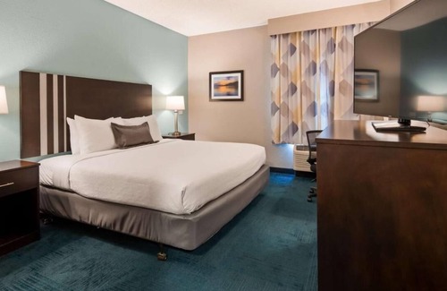 Blaine Hotel | Cozy Saint Clairsville Inn, Perfect for Leisure & Business Trips! Pool