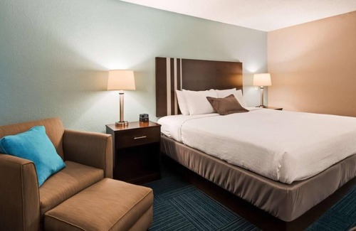 Blaine Hotel | Cozy Saint Clairsville Inn, Perfect for Leisure & Business Trips! Pool