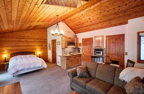 Schroeder Apartment | Cozy Schroeder Studio with Deck on Lake Superior