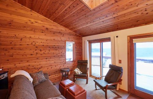 Schroeder Apartment | Cozy Schroeder Studio with Deck on Lake Superior
